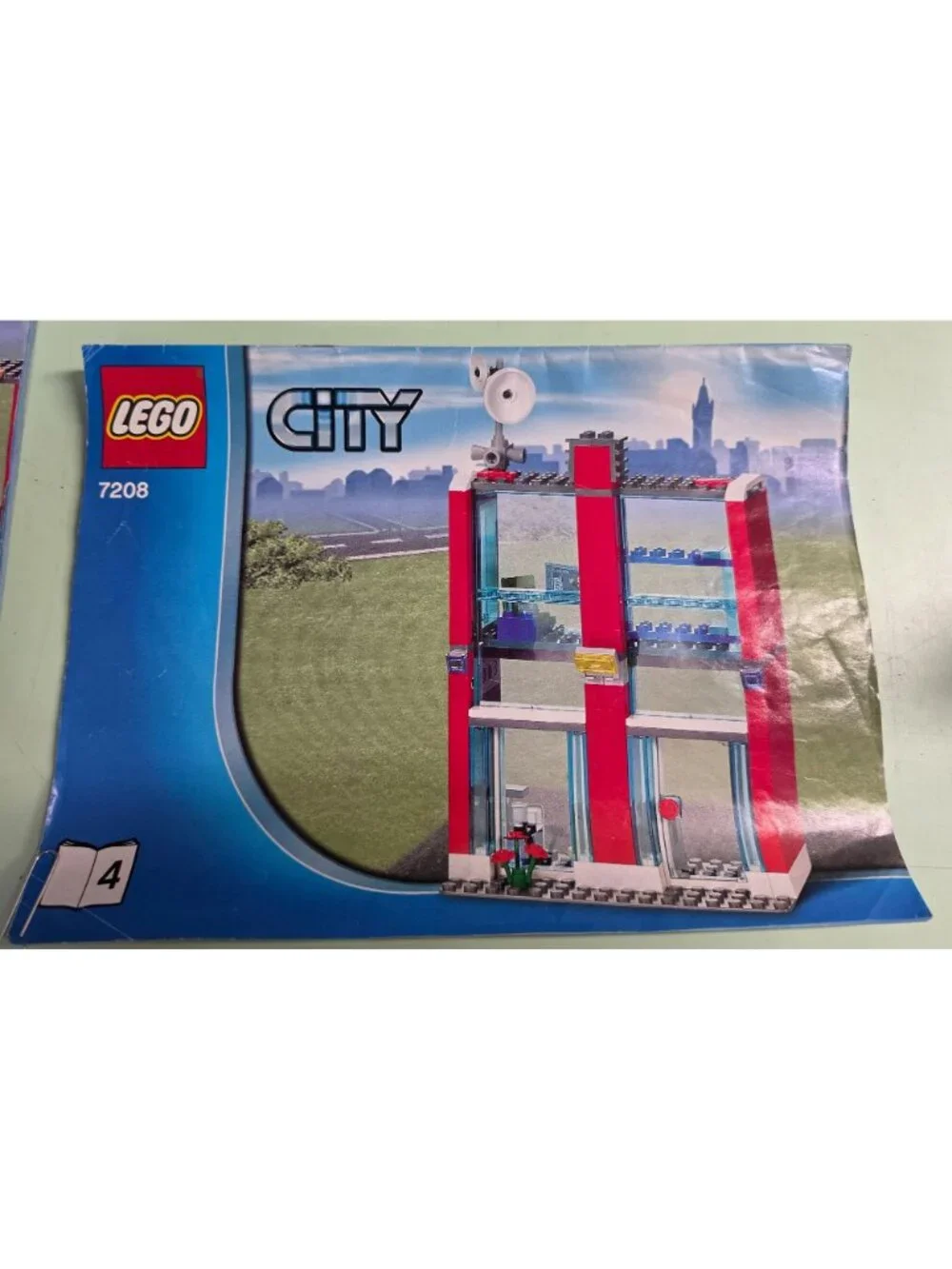 LEGO City 7208 Fire Station 2010 100% Complete 662 Pieces Minifigures Manuals